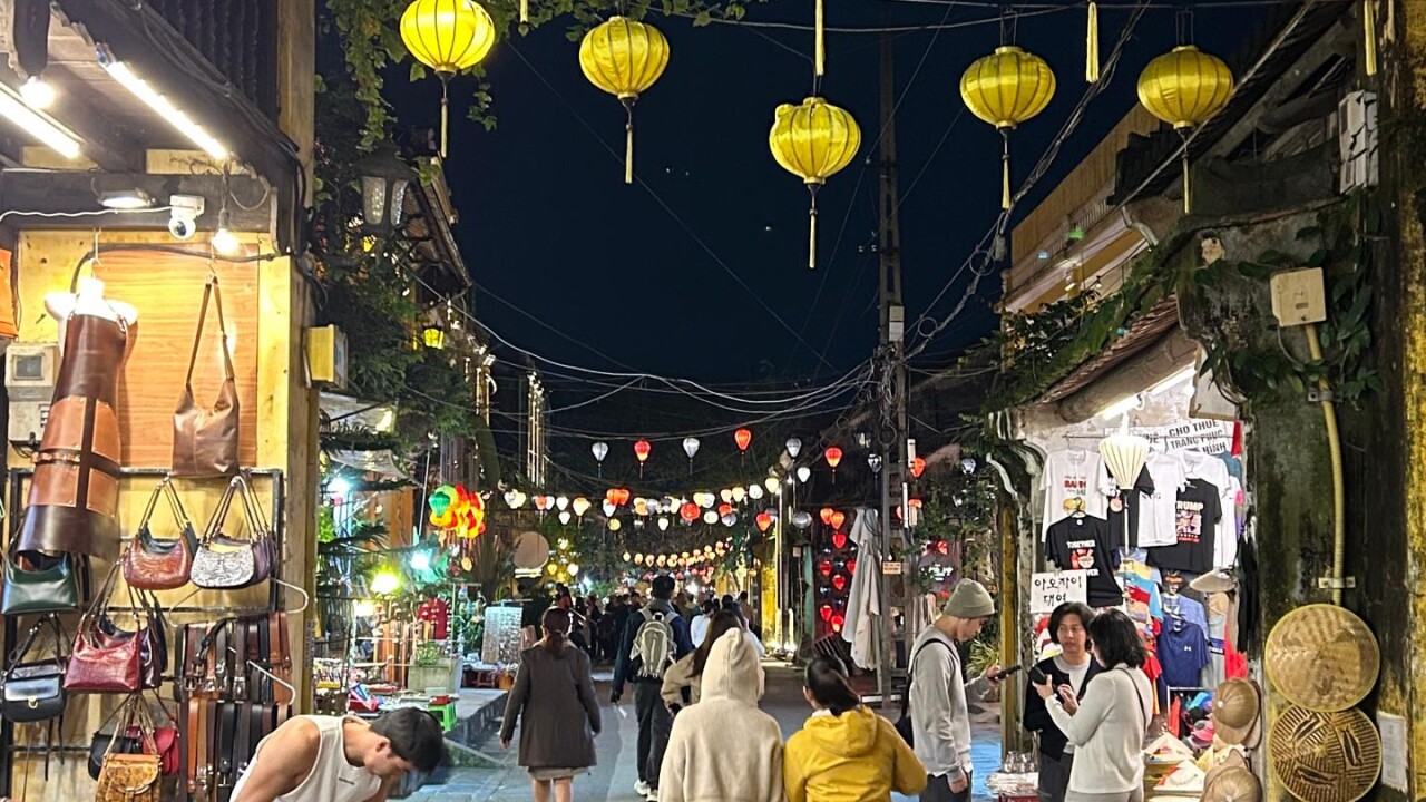 “Hoi An — Bandar Kuning Yang Buat Aku Diam Sekejap”